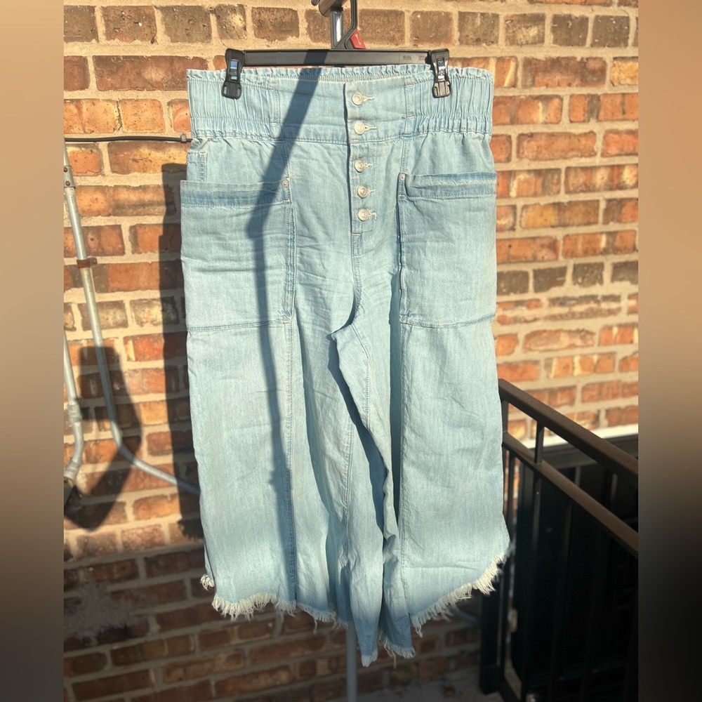 Free people wide legged capri blue jeans size medium